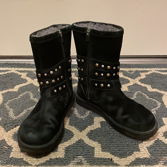 Black UGG boot size 7 - Picture 3 of 4